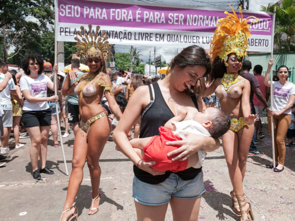 Desfile de Carnaval conscientiza sobre amamentação em público