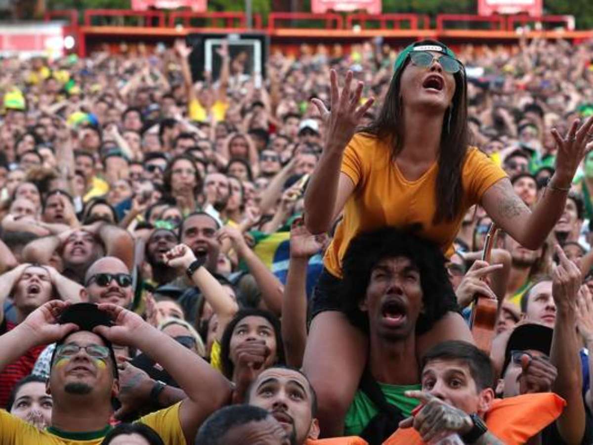 Antes de jogo do Brasil, torcida entra no clima com pintura no