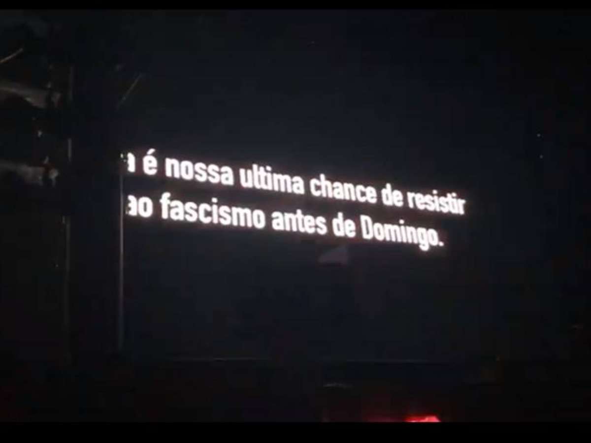 Roger Waters projeta 'ele não' em Curitiba antes das 22h