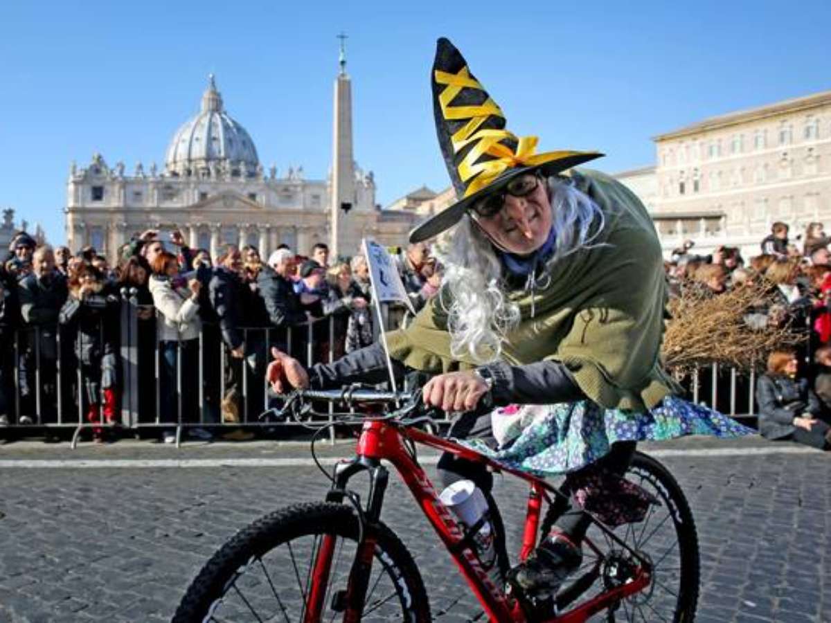 Befana Com Vassoura-de-bruxa Sobre Fundo Branco. Fantasia Tradicional De  Bruxa Para O Dia Da Epifania Italiana Foto de Stock - Imagem de feriado,  divertimento: 238136202