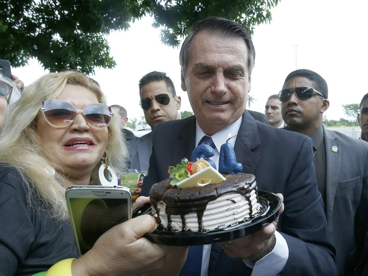 Bolsonaro tem 'festinha' de aniversário no Palácio da Alvorada com