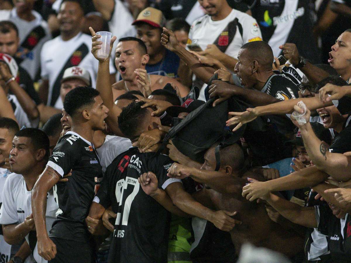 Felipe Anderson comemora gol salvador de goleiro em seu primeiro