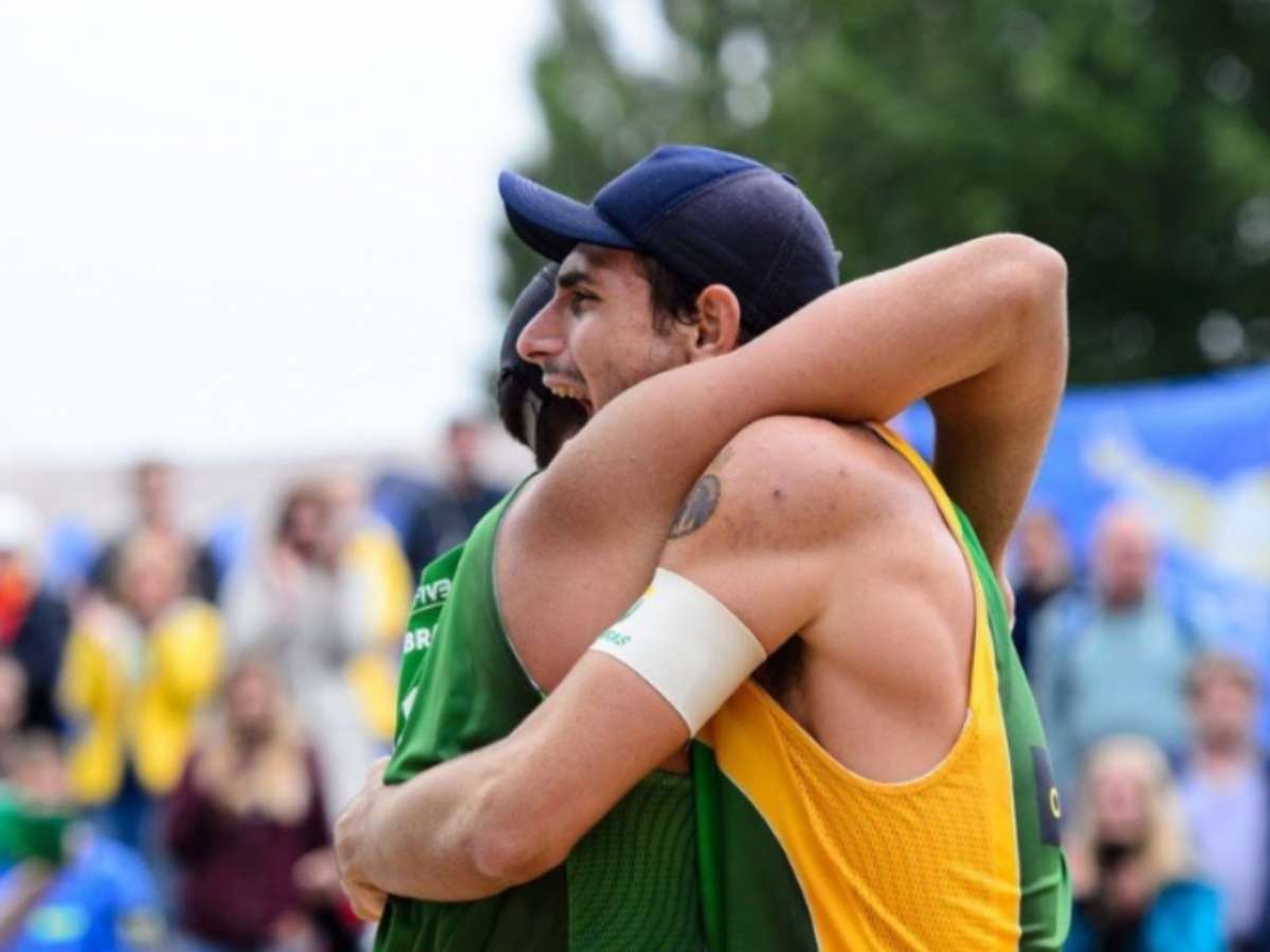 Dupla brasileira de vôlei de praia adia classificação olímpica e perde  final do campeonato mundial 