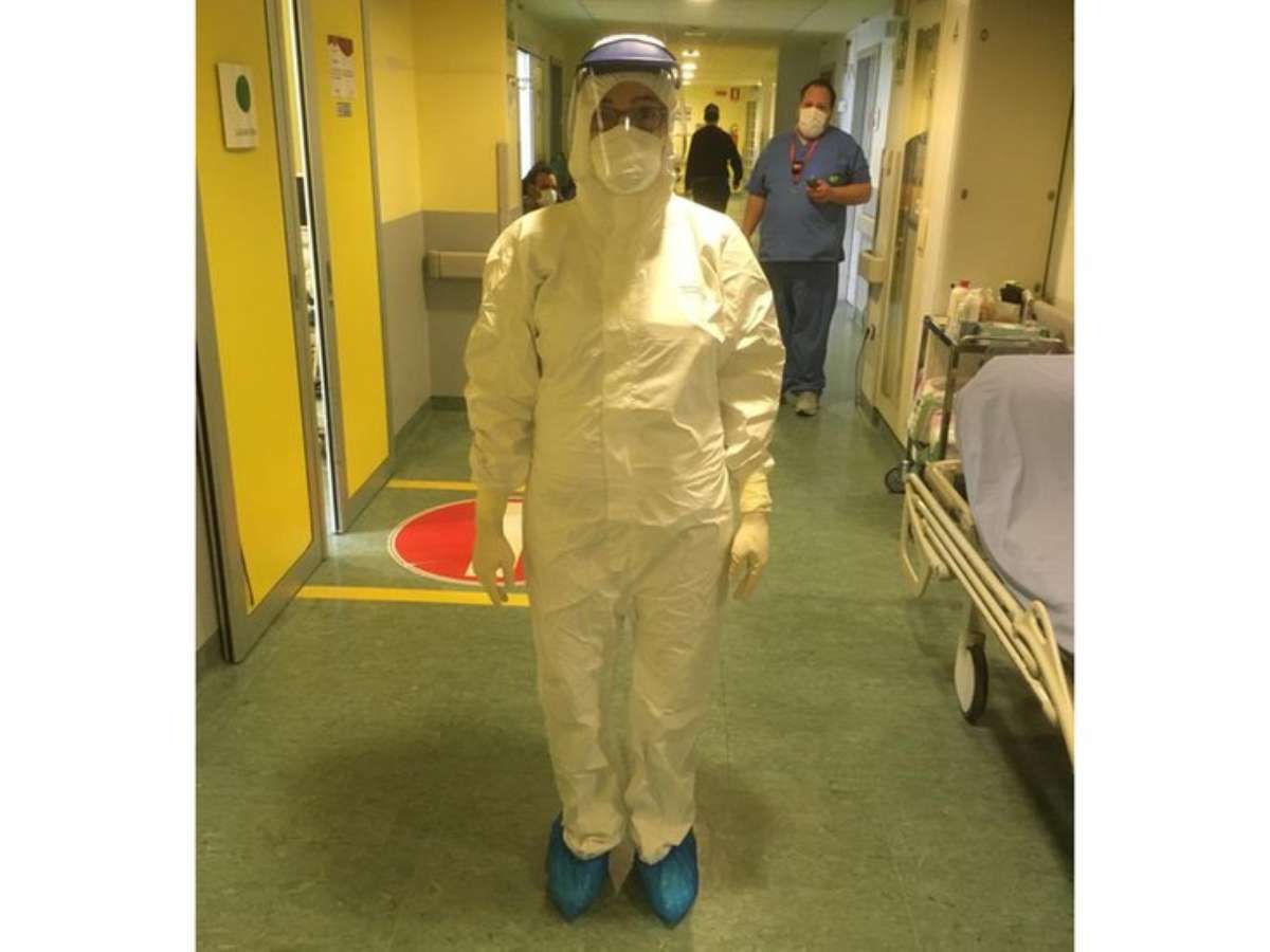 Foto de perfil de muito triste corona vírus doente paciente caseira