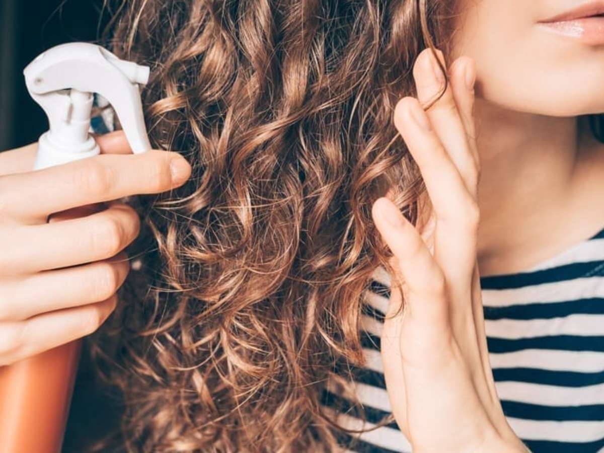 Cabeleireiro seca o cabelo com secador de cabelo para uma mulher após um  corte de cabelo no salão