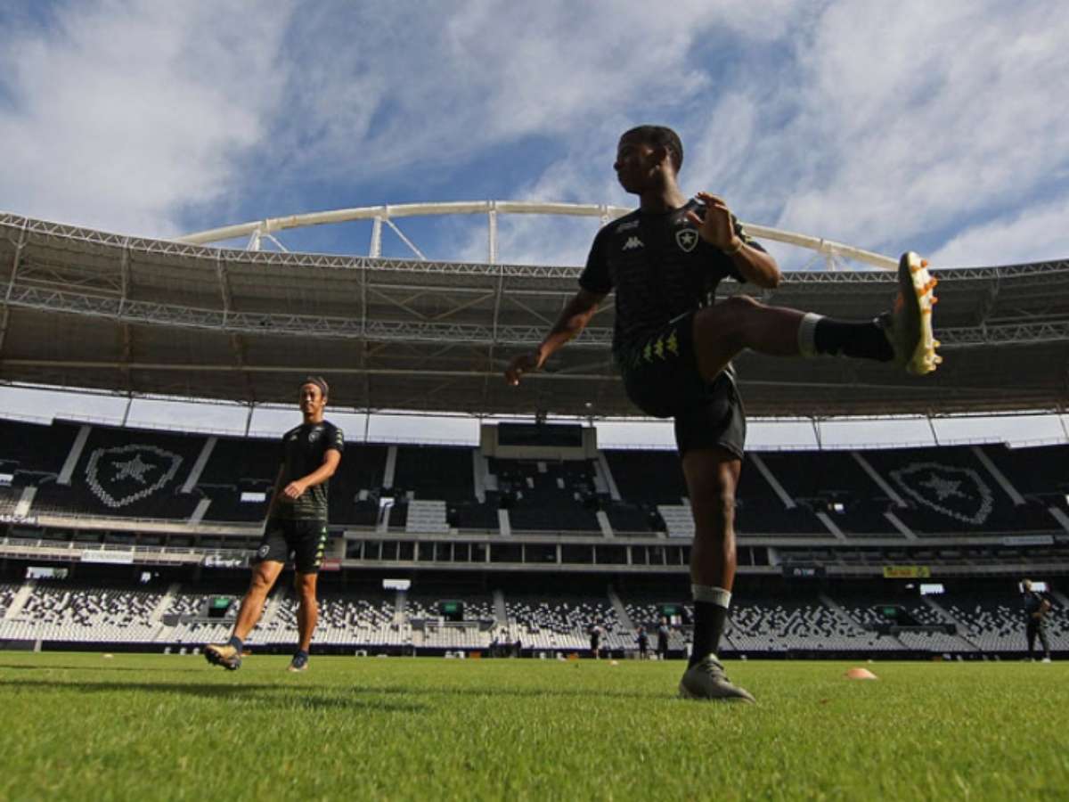 Jogador De Futebol Profissional Em Ação No Estádio Com Lanternas E