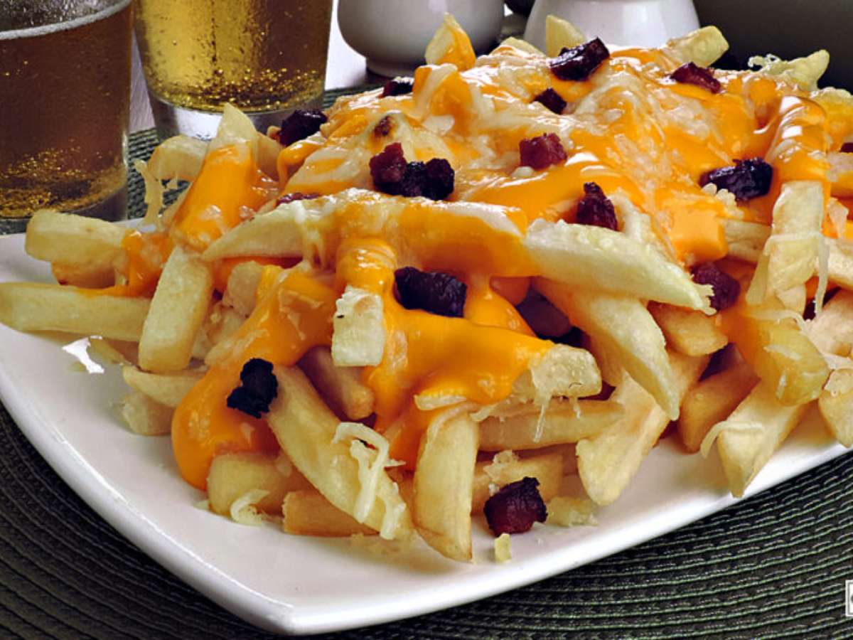 Batata Frita com Creme de Cheddar e Bacon