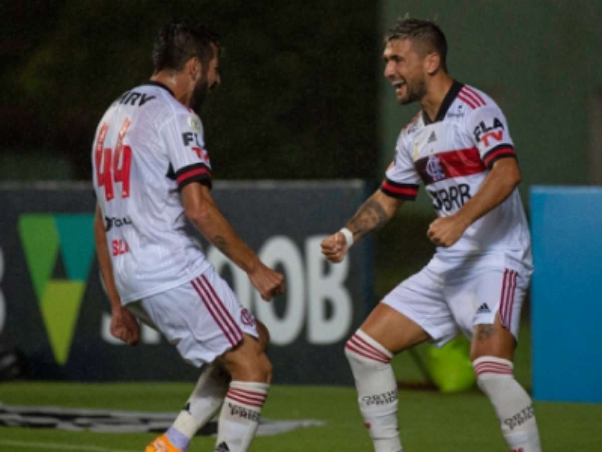 Flamengo anuncia o lateral-direito Mauricio Isla, novo camisa 44 - Lance!