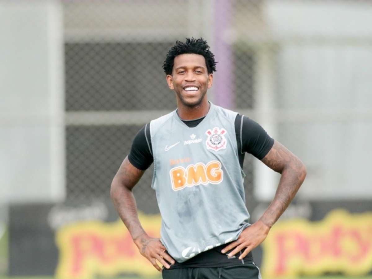 Zagueiro supera Fagner e se torna único jogador do Corinthians a participar  de todos os jogos da temporada