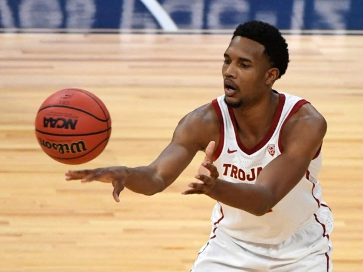 Diferença de altura entre jogador de basquete e esposa chama atenção e faz  sucesso na internet