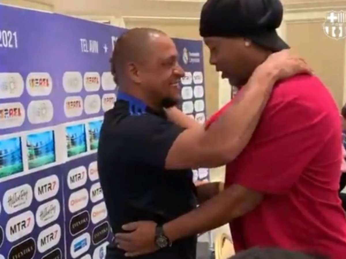 Ronaldinho Gaúcho dá três assistências em jogo de lendas do