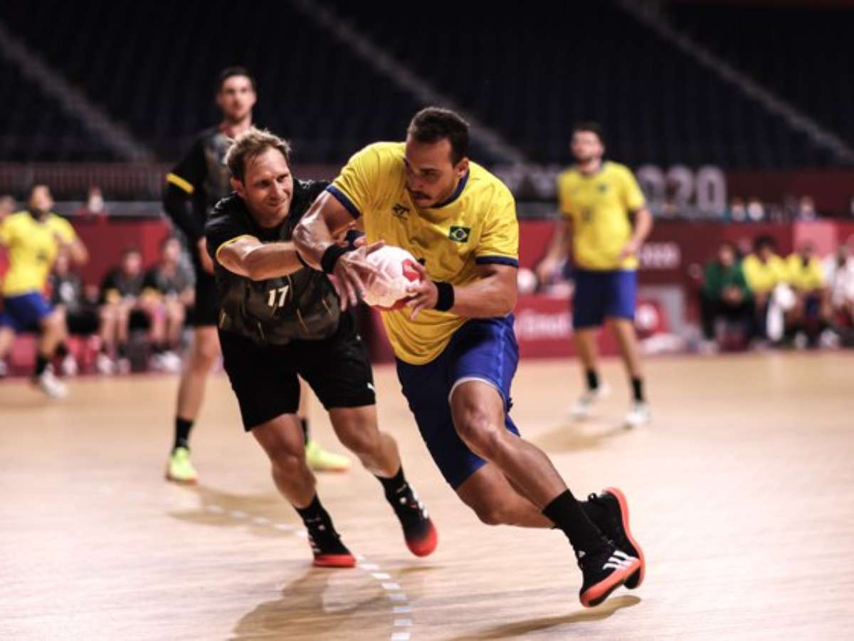 Na raça! Brasil defende bem, supera catimba alemã e vence no handebol  masculino - Lance!