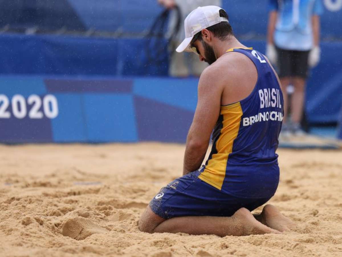 Dupla brasileira de vôlei de praia adia classificação olímpica e perde  final do campeonato mundial , campeonato mundial de volei 