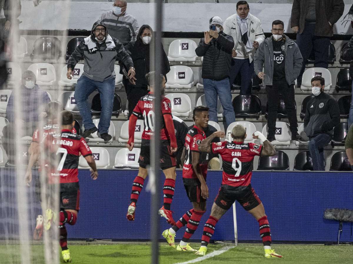 Gabi Campos prestes a cobrar lance livre