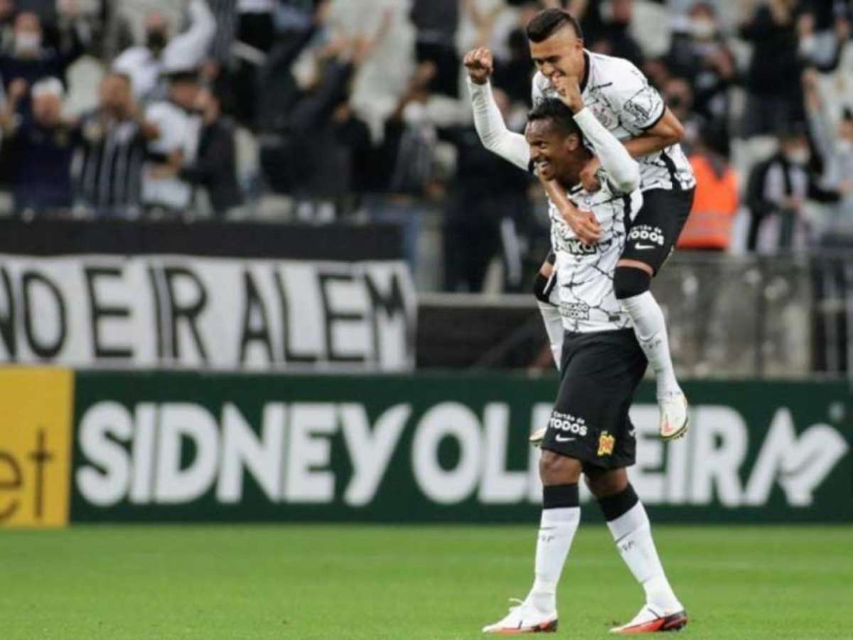 Fagner em cobrança de falta no jogo entre Corinthians e Santo André