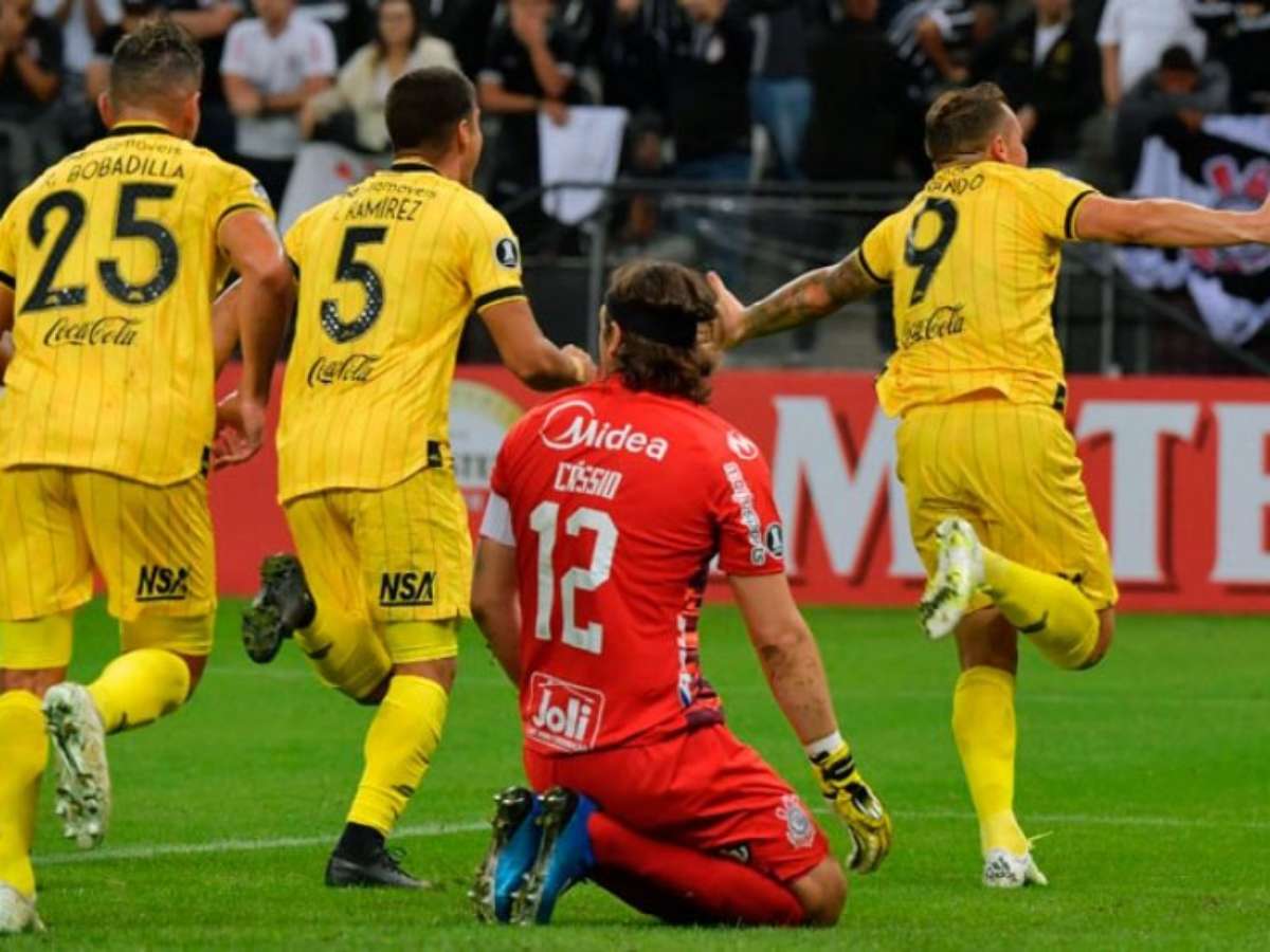 Corinthians marca no último lance e vence Chape diante de quase 40