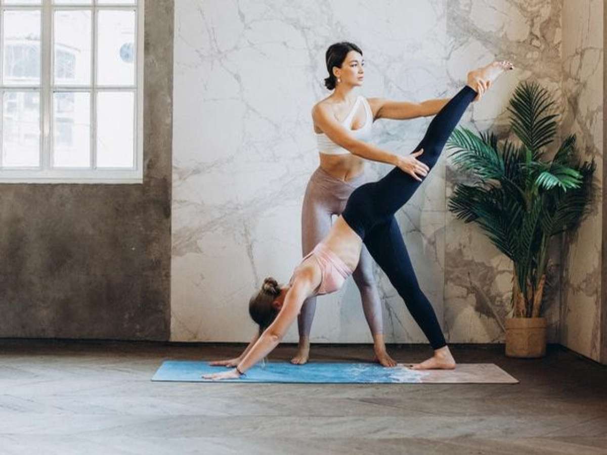 Posturas de ioga para iniciantes mulher jovem praticando poses de ioga