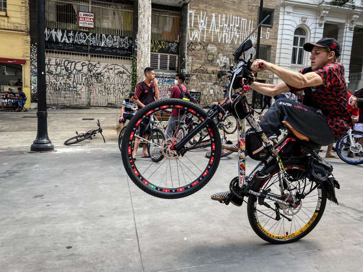 Manobras de bicicleta são 'febre' nas periferias