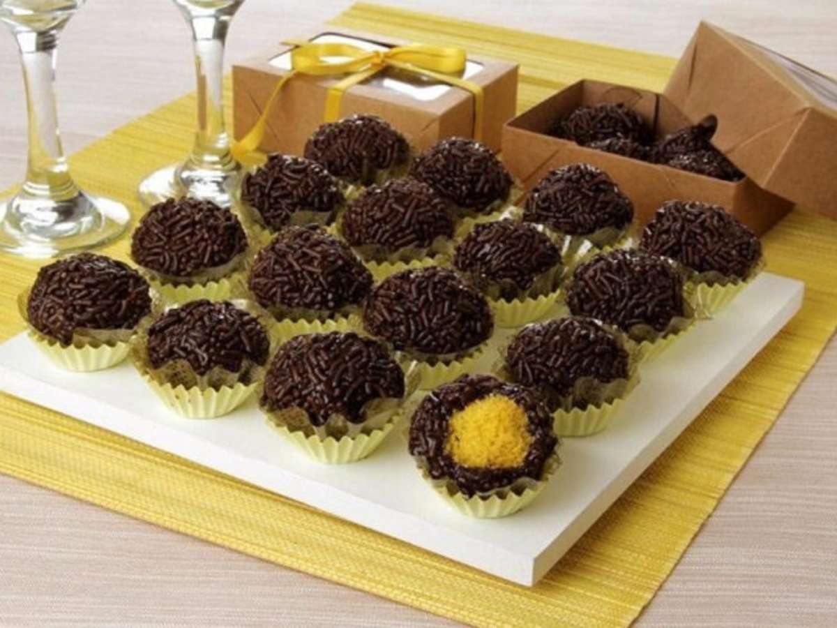 Cupcake de cenoura recheado de brigadeiro cremoso é delícia certa