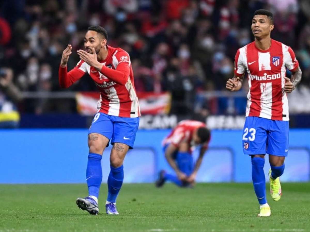 Foto de Jogo De Futebol Momento Com Goleiro e mais fotos de stock de Futebol  - Futebol, Bola de Futebol, Cobrança de pênalti - iStock