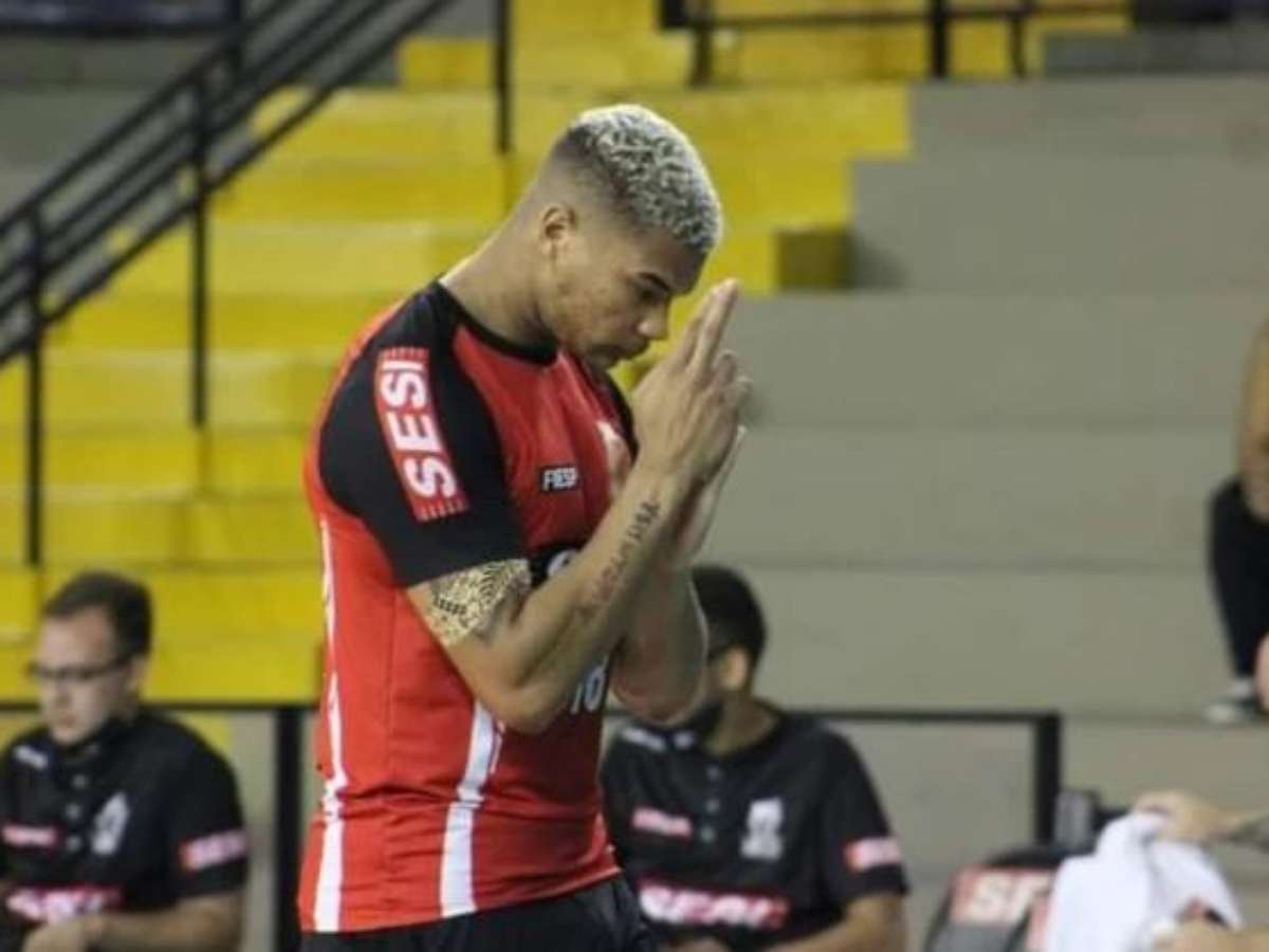 Jogador de vôlei faz gestos de Naruto em competição