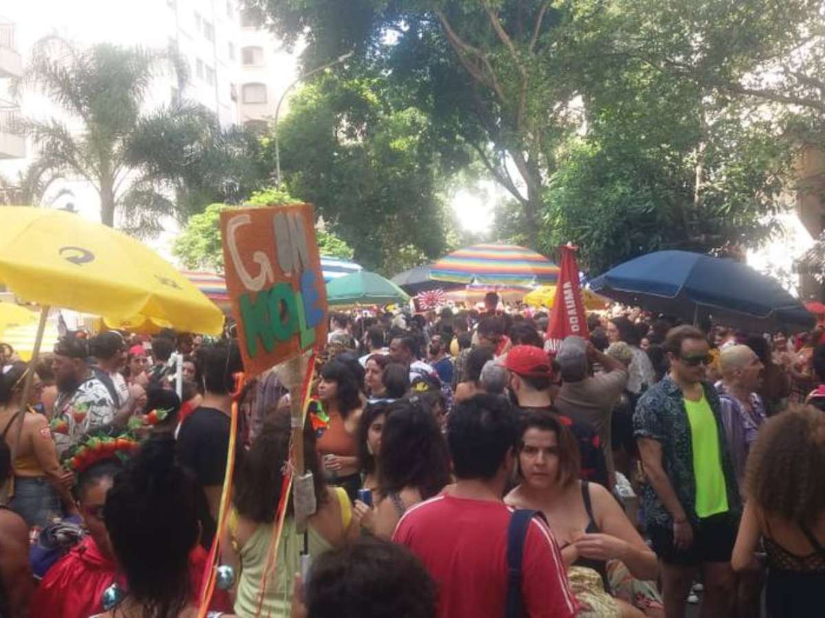 Na Charanga do França, carnaval volta ao antigo normal e reúne foliões