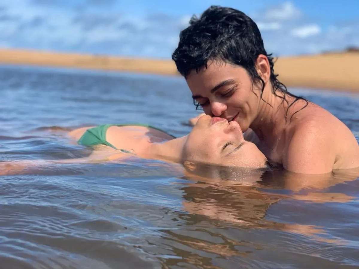 Filha de Deborah Bloch namora ator trans que conheceu em série