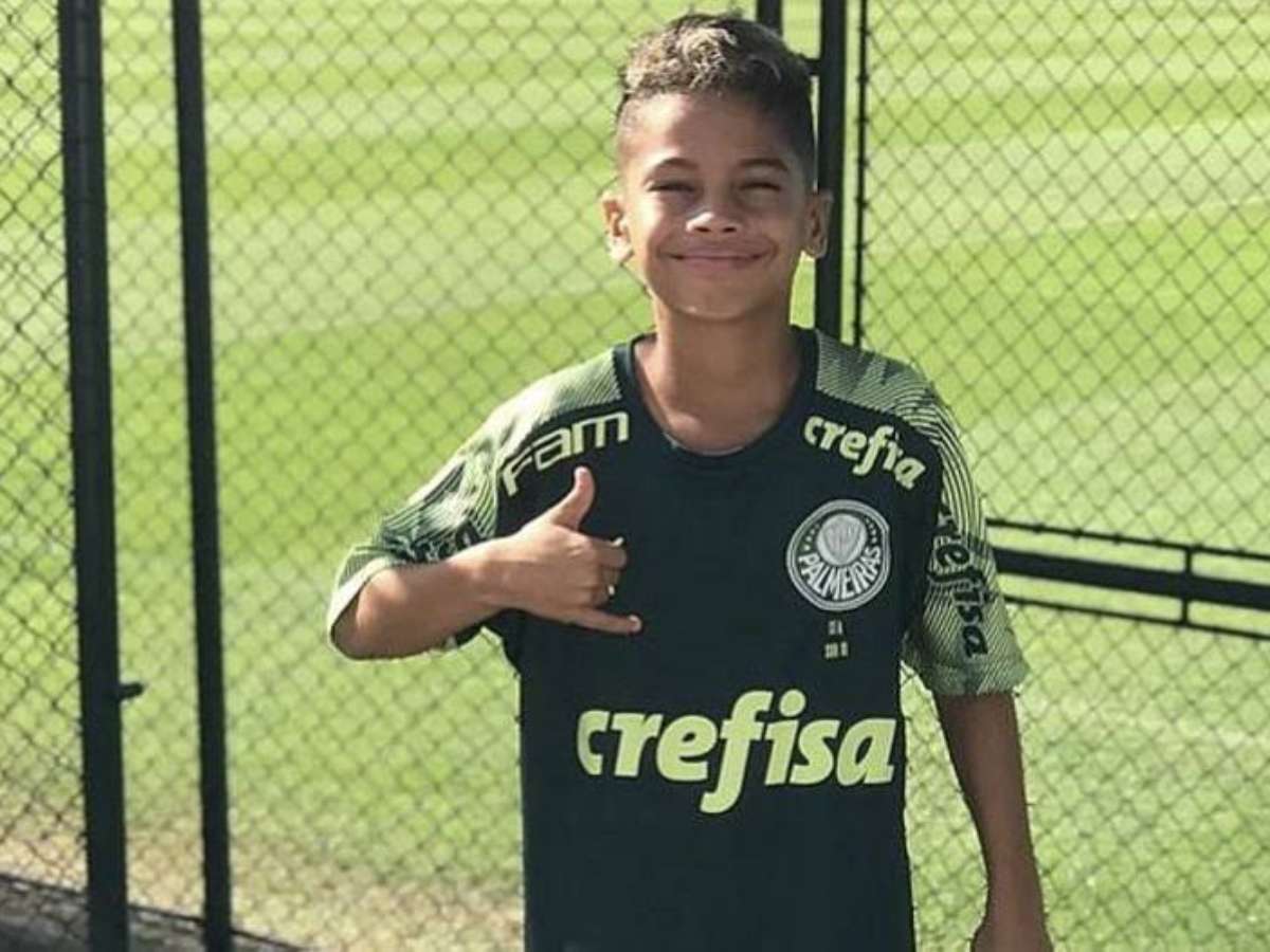 2 Jogadores De Futebol Das Crianças Na Luta Para a Bola Em Um