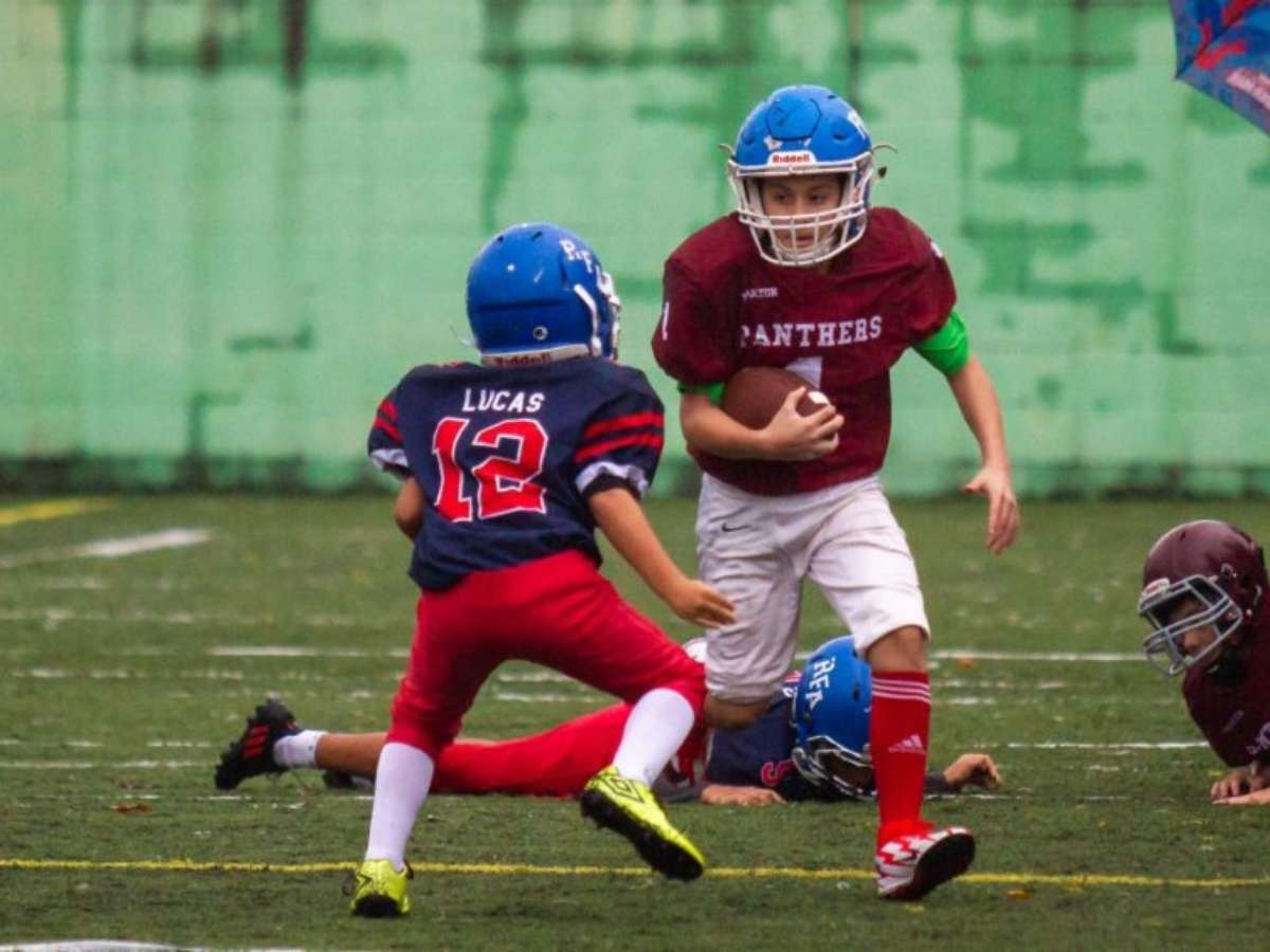 VÍDEO: equipa de futebol americano leva o recreio da escola para jogo