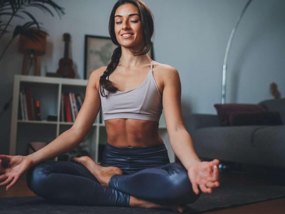 Professora usa ioga para acabar com preconceitos e estereótipos - Plano  Feminino