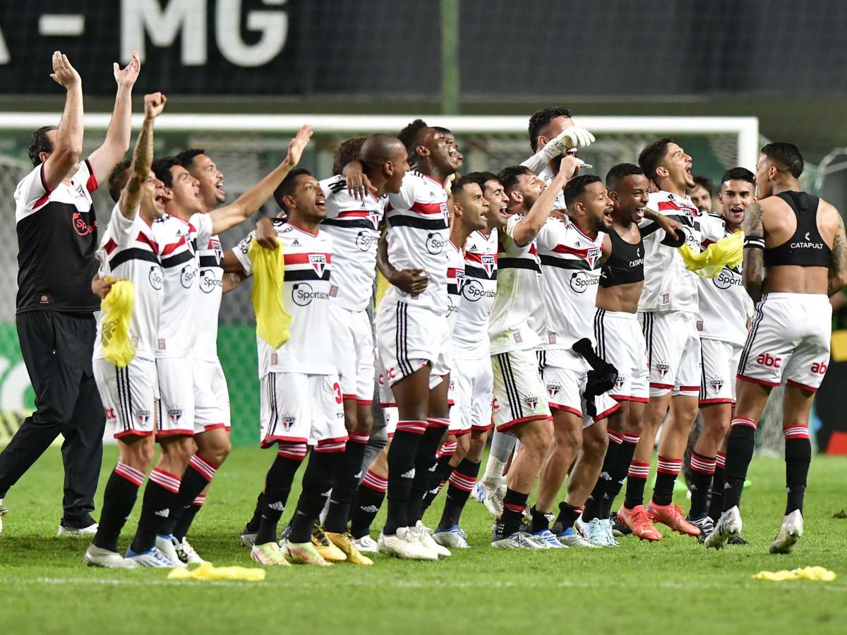 Corinthians é superado pelo São Paulo no Morumbi e cai na semifinal do  Paulistão 2022