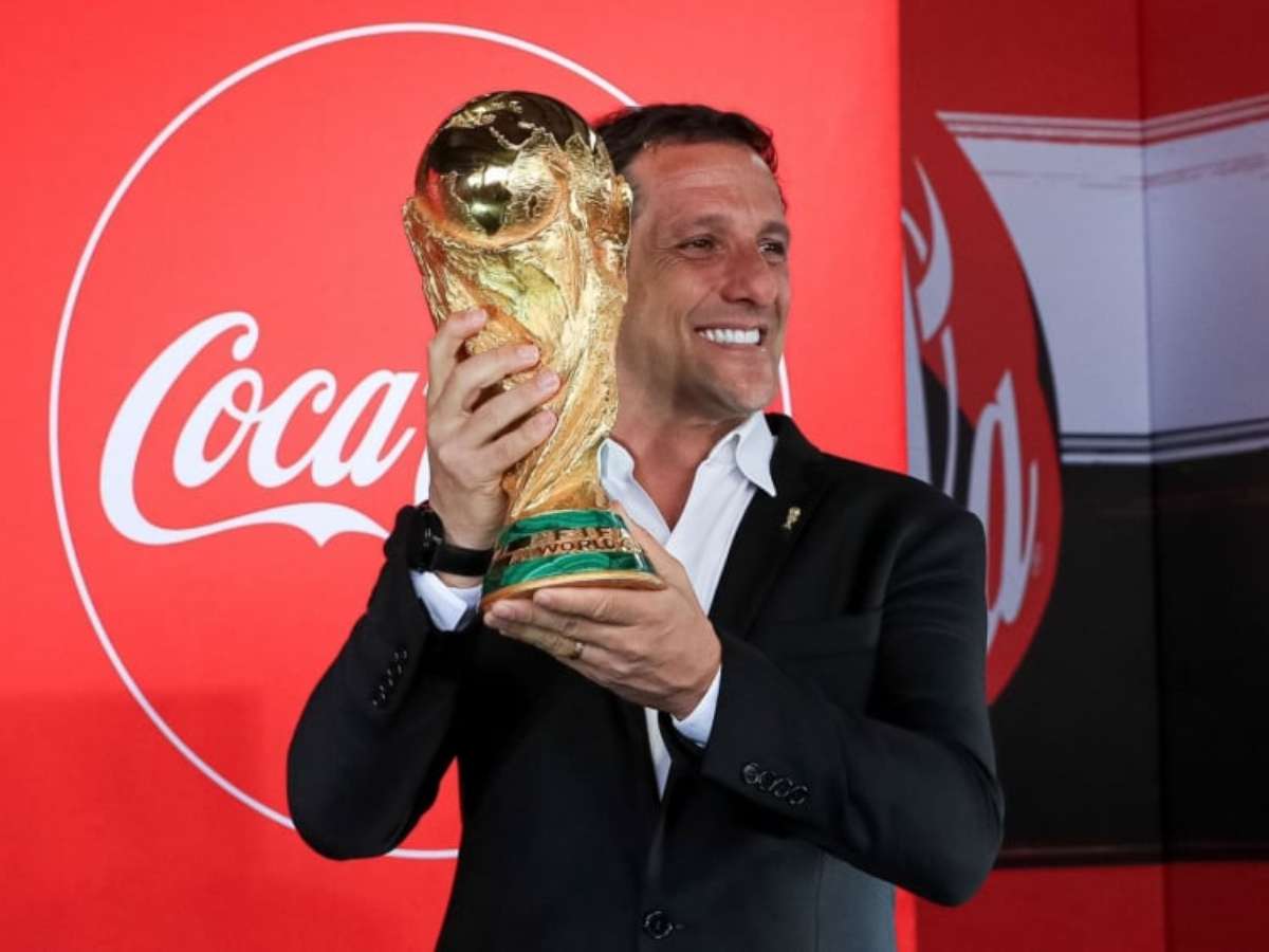 Taça da Copa do Mundo 2022 chega a São Paulo, e Belletti enaltece