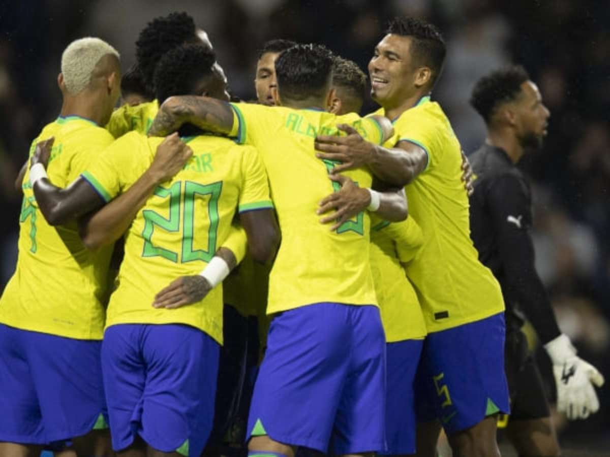 A história dos 5 jogadores de futebol brasileiros que já foram os melhores  do mundo - eBiografia