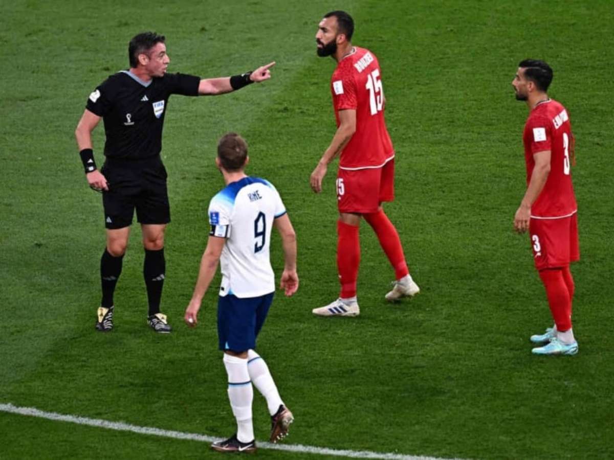 Jogadores do Irã pedem VAR e reclamam de não marcação de pênalti