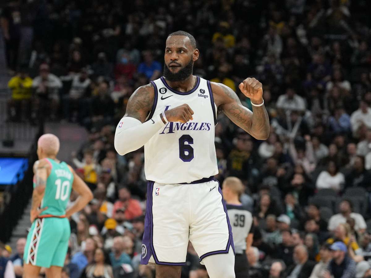 Los Angeles Lakers derrota San Antonio Spurs com LeBron de volta às quadras