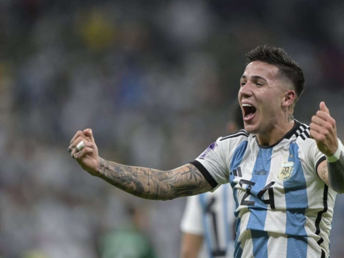 Com gol de Messi e golaço de promessa, Argentina vence México e