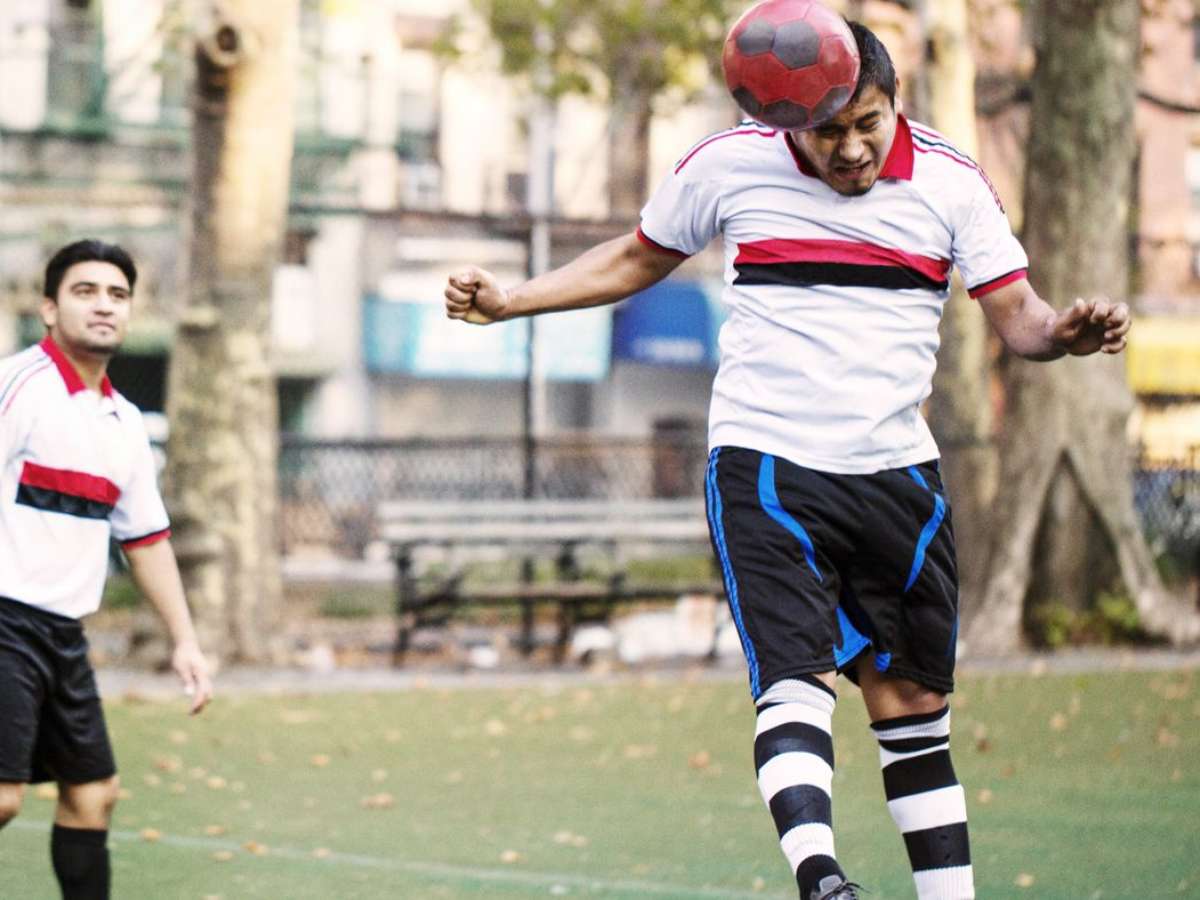 Na Escócia, jogadores de futebol não podem mais cabecear antes e