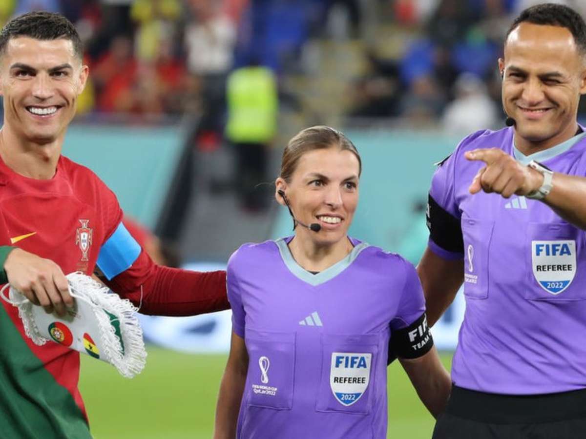 Fifa mantém trio de arbitragem da estreia na final da Copa de 2018 - Jornal  O Globo