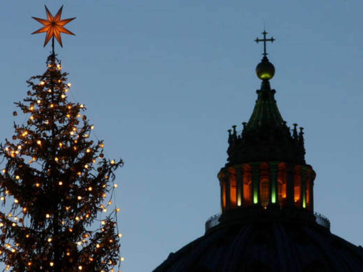 Vaticano inaugura presépio e árvore de Natal na Praça São Pedro