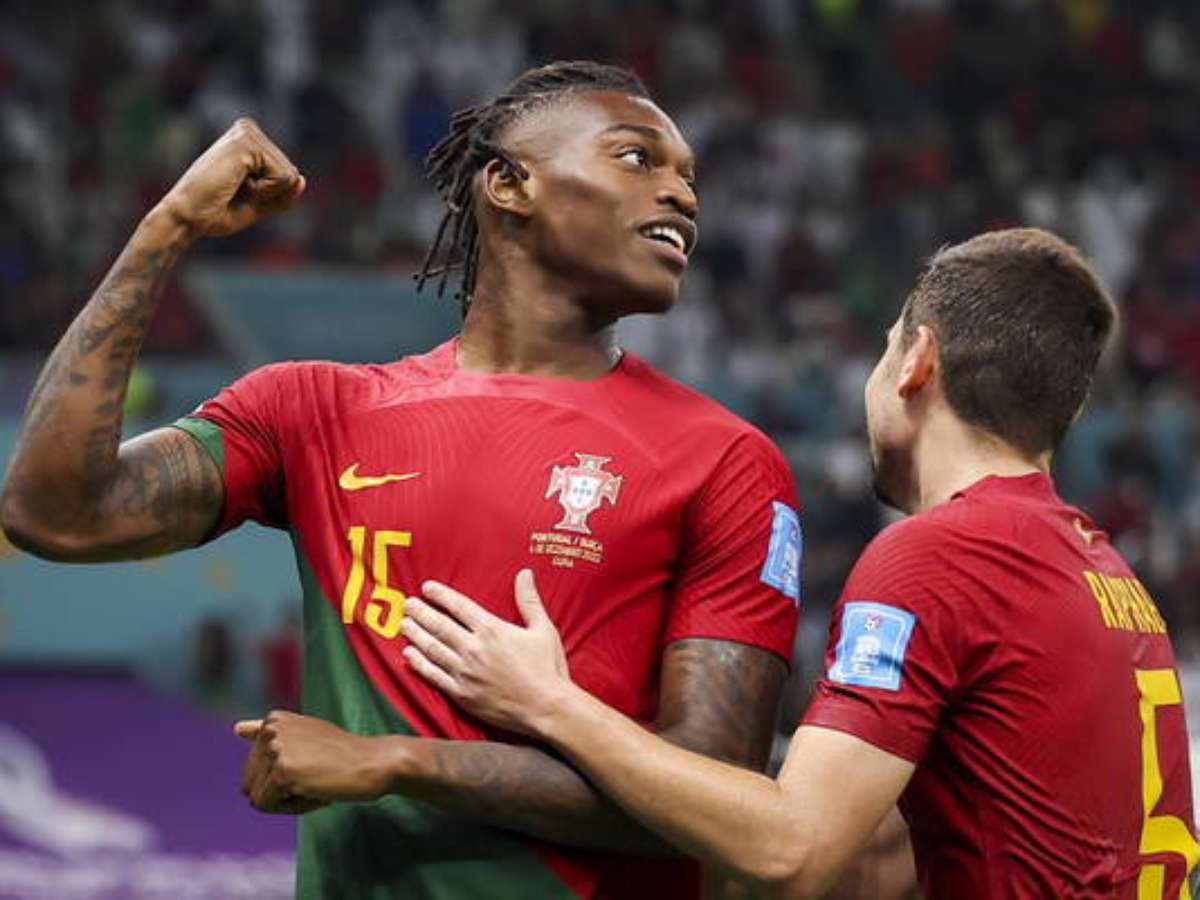 Rafael Leão de Portugal, comemora o seu gol com Raphael Guerreiro durante a  partida entre Portugal e Suíça, pelas oitavas de final da Copa do Mundo  FIFA Qatar 2022, no Estádio Lusail