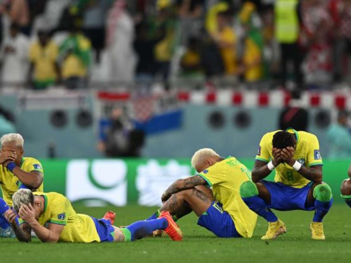 Brasil perde chances, leva gol no fim e é eliminado pela Croácia