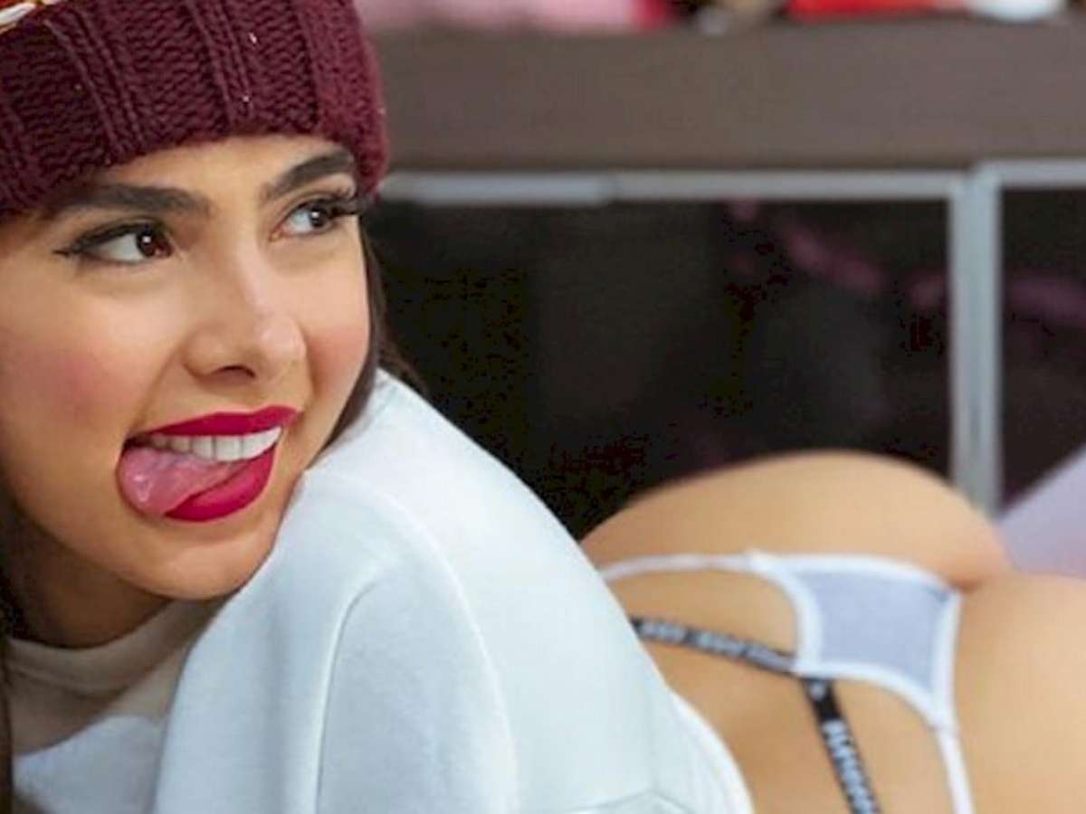 Juliana Bonde ousa demais e mostra o bumbum na frente da câmera