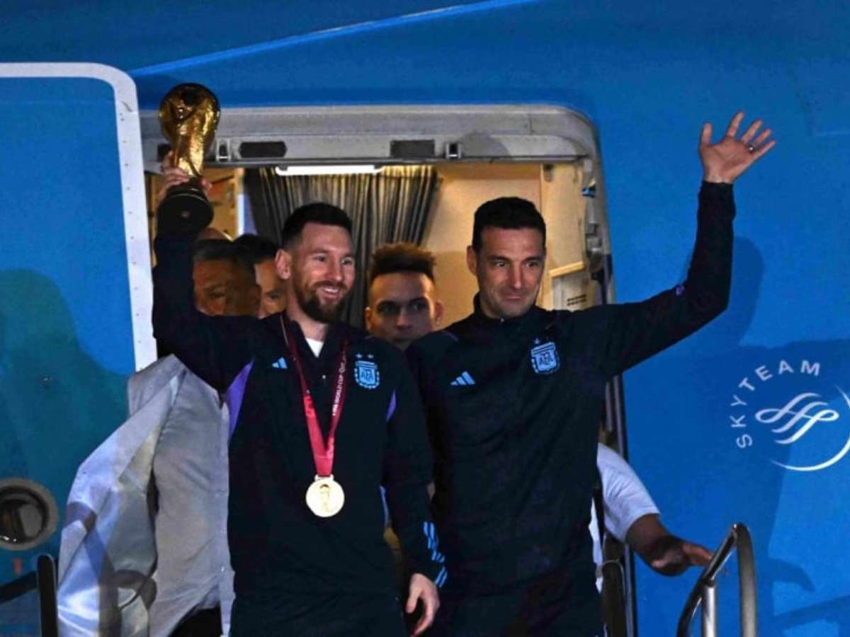 Jogadores argentinos ganham repercussão ao viajar em apertado avião para  jogo no Brasil