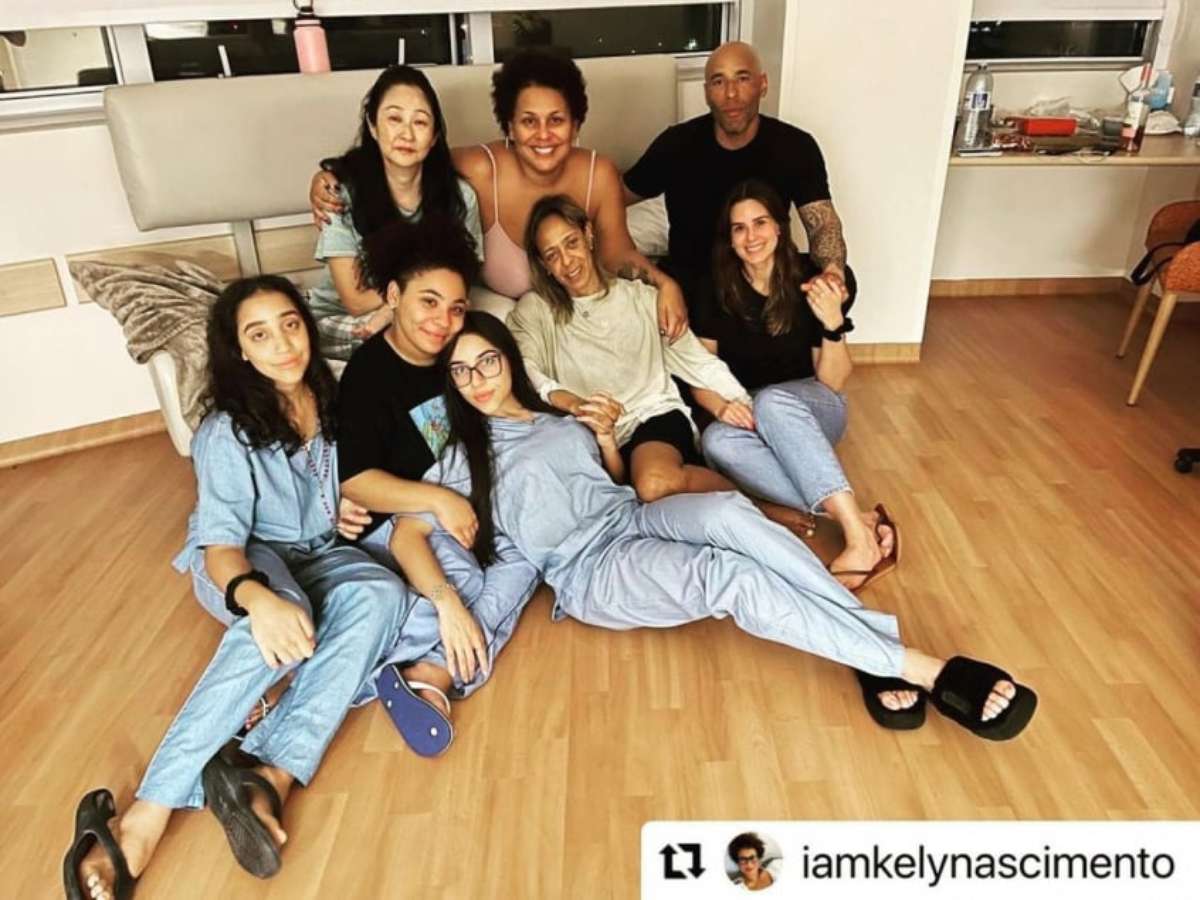 Fam&iacute;lia de Pel&eacute; posa para foto em hospital durante a noite de Natal