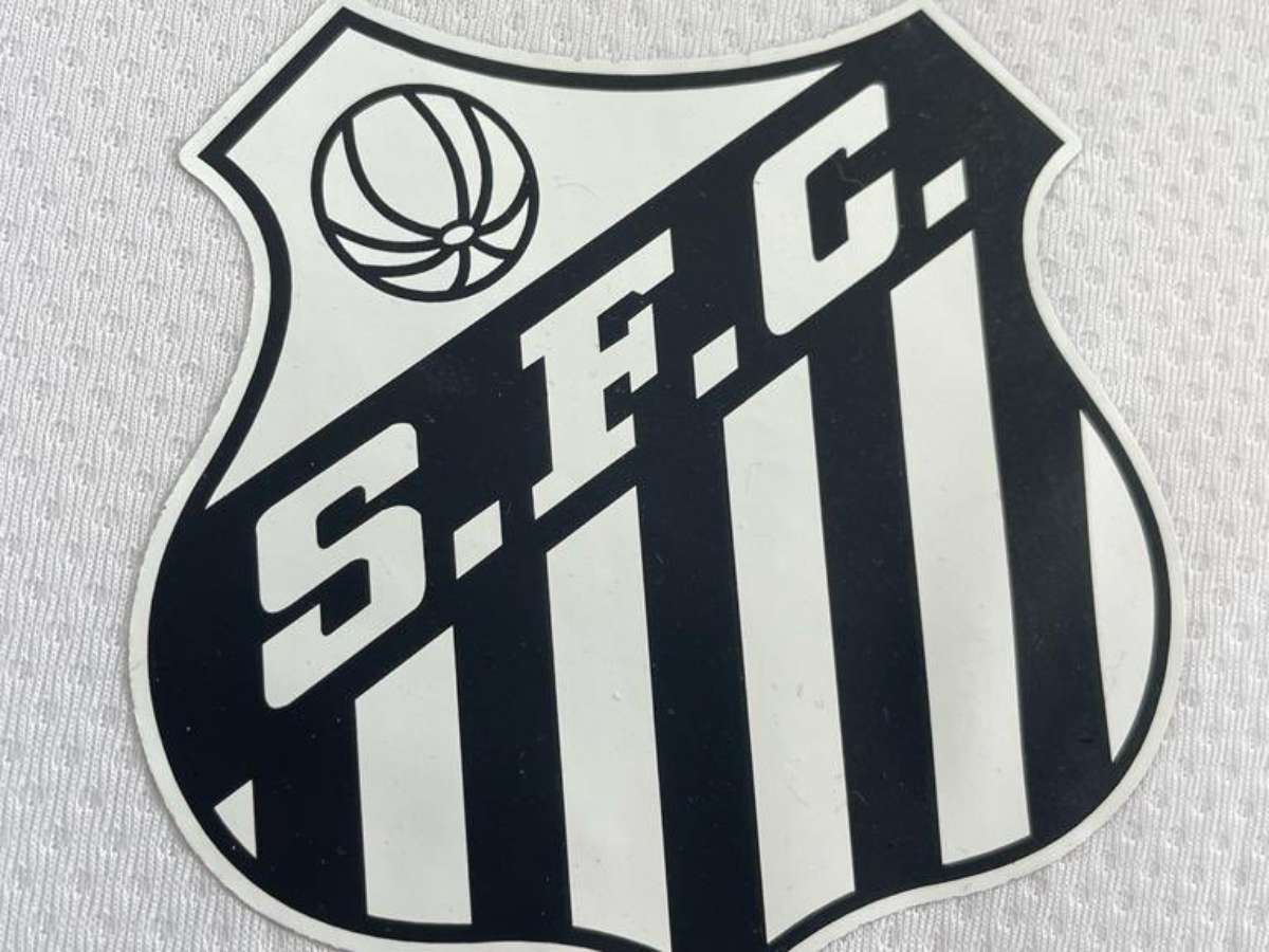 Santos divulga camisa com novo escudo com homenagem a Pelé