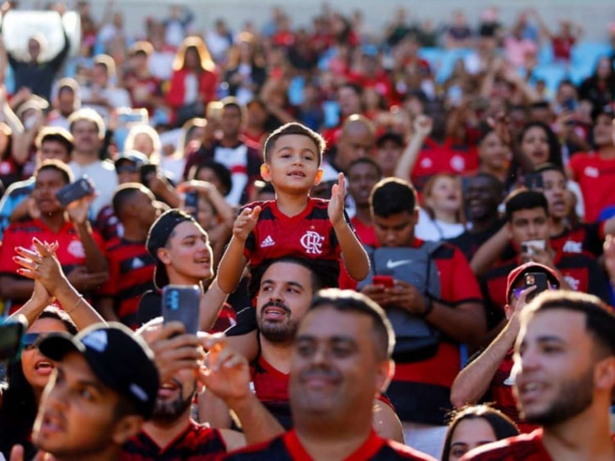 Dono do cãozinho Doze ganha ingresso para assistir jogo do Flamengo