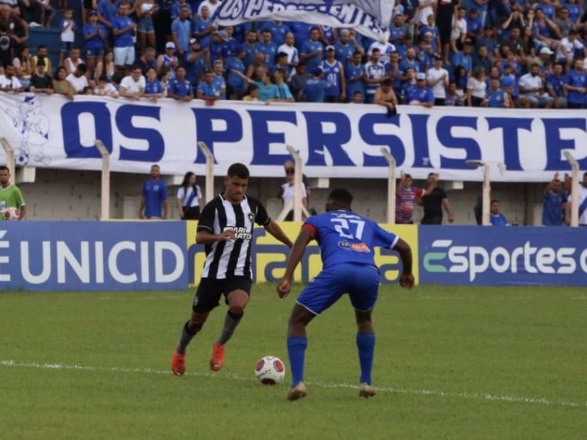 Bola E Sapatas De Futebol No Campo De Jogos Do Futebol Foto de