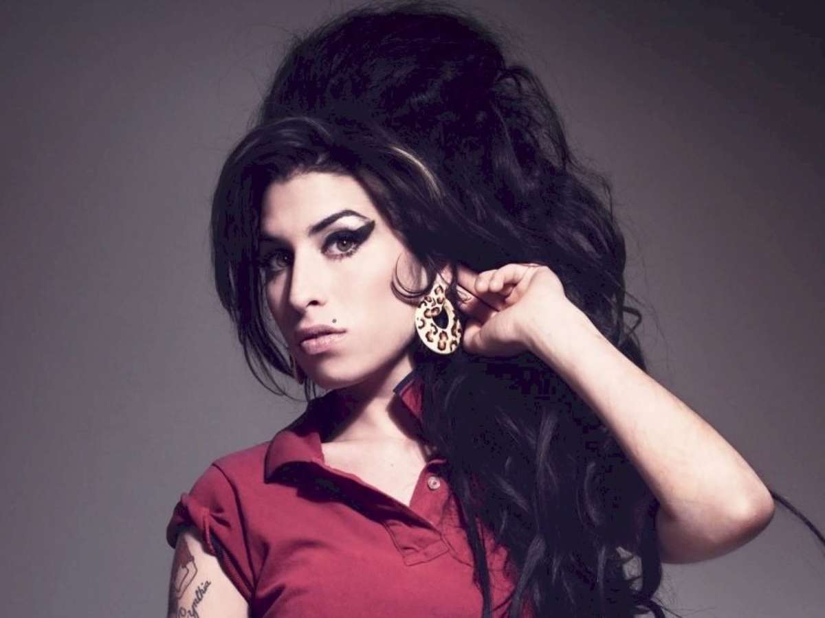 A atriz que impressiona na pele de Amy Winehouse em filme sobre cantora