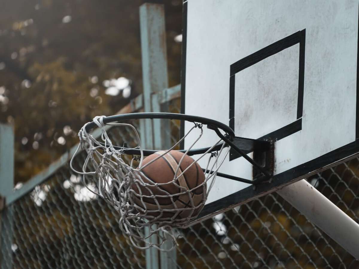 Pessoas jogando basquete imagem gerada por ia