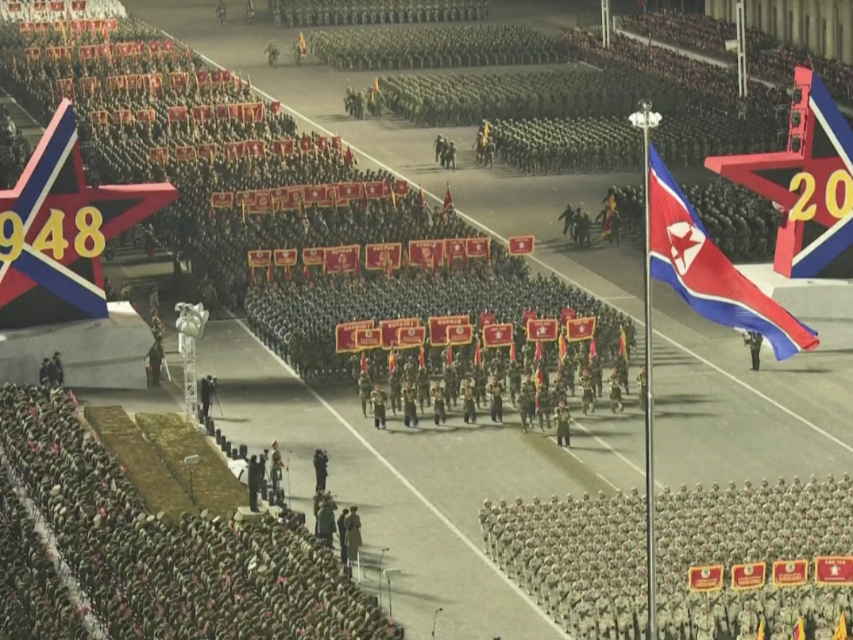 Parada militar na Coreia do Norte homenageia o fundador do país em meio à  tensão com os EUA, Mundo